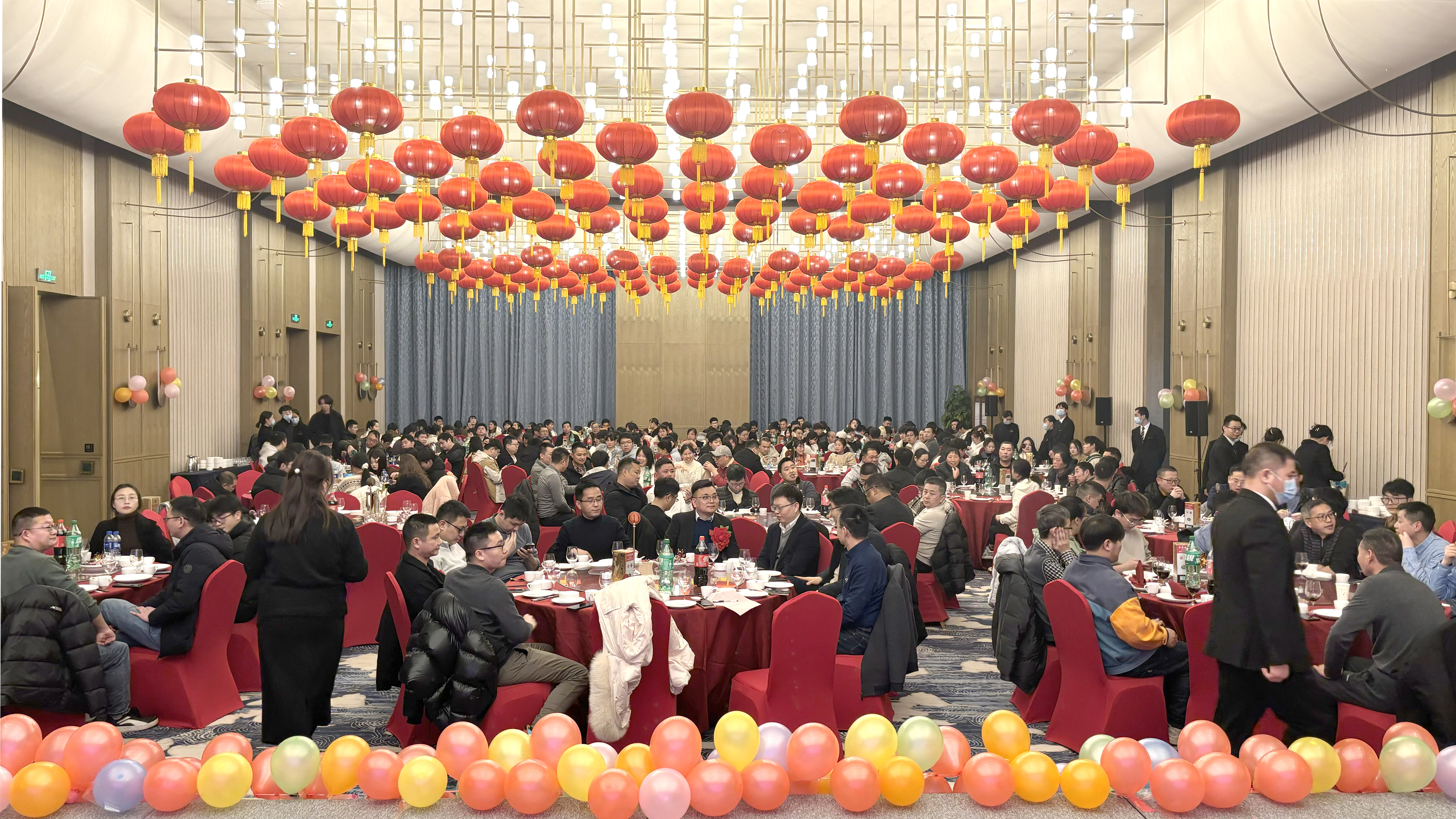 乘风破浪创佳绩 继往开来铸辉煌  333体育微2023年度表彰大会暨2024年迎春晚会胜利召开